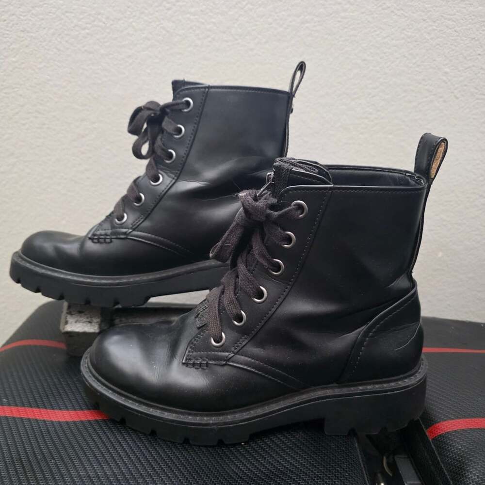 UGG Daren Black Leather Lace Up Combat Boots Size 7.5 Lug Sole Chunky 1108929